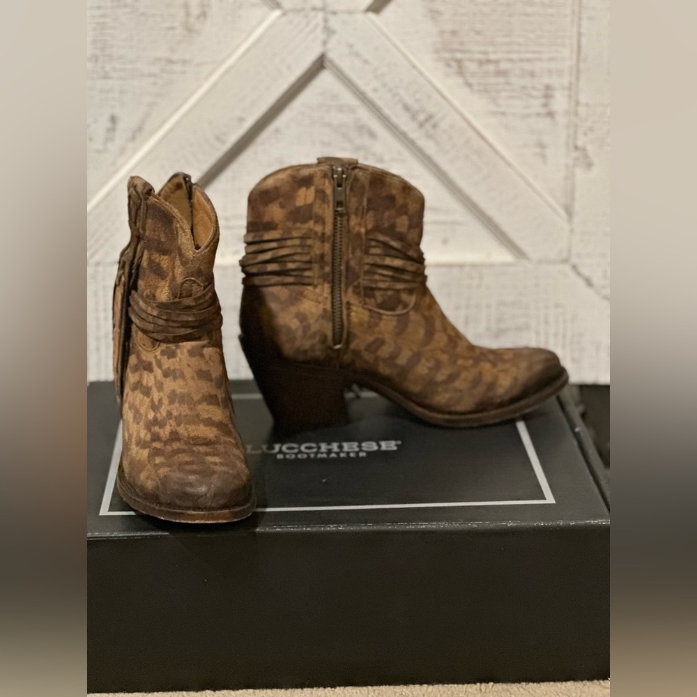 LUCCHESE WOMEN'S HANDMADE ROBYN HAND
TOOLED FEATHER BOOTIES - ROUND TOE - Picture 7 of 14